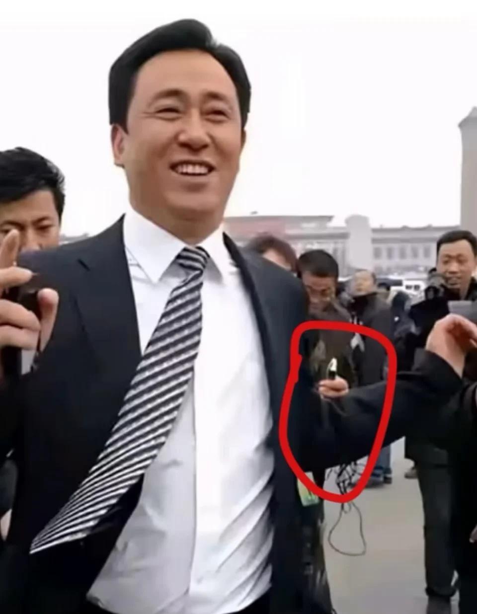 一张老照片回看恒大往事，繁华落幕令人唏嘘！

这张流传的老照片记录下曾经意气风发