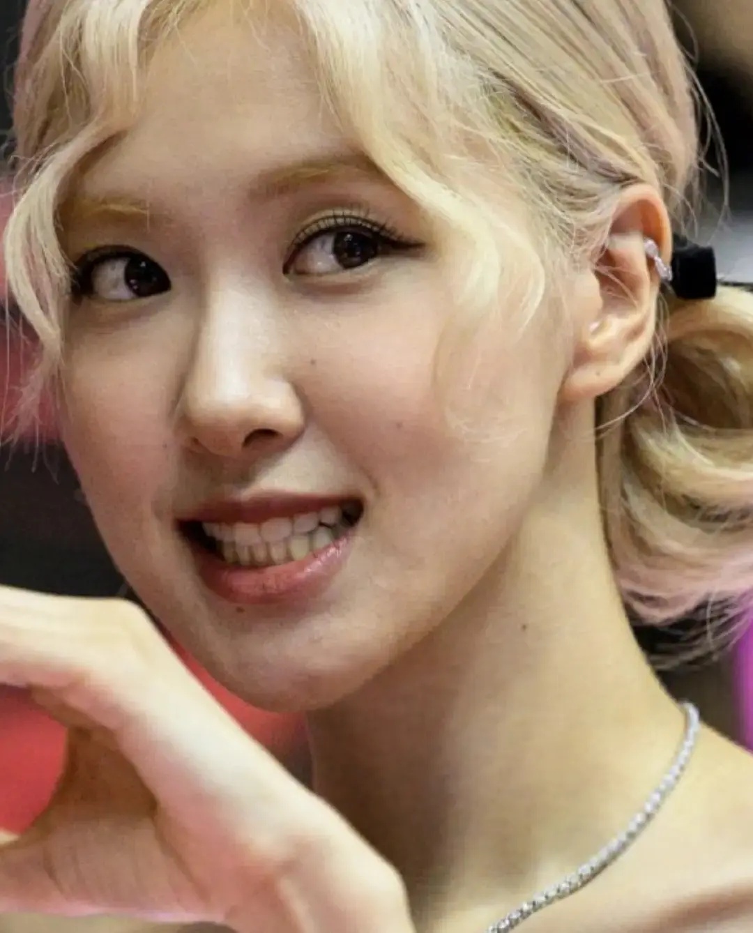 rosy这鼻子看起来有点扎的慌 ​​​