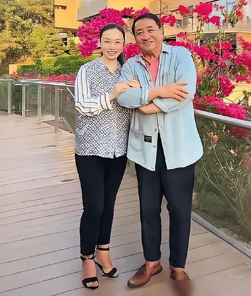夕阳下，姜昆与女儿姜珊在繁花簇拥的露台上相拥而笑，父女情深溢于言表。

说起来姜