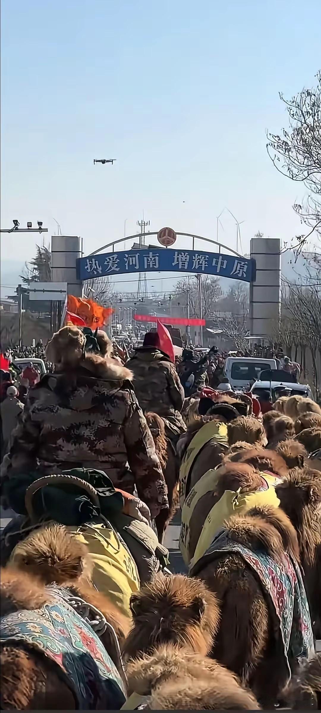 一场流量裹挟下的闹剧：东天山骆驼队的黯然谢幕
 
东天山骆驼队，本是一场寄寓着西