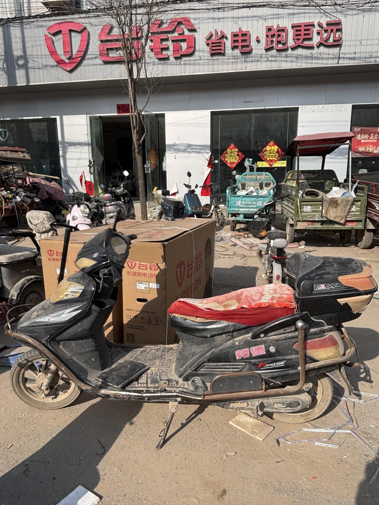 父亲把这辆车以旧换新了，又请回家一辆新车，这辆车请回家已有十年了吧，你看它斑驳的