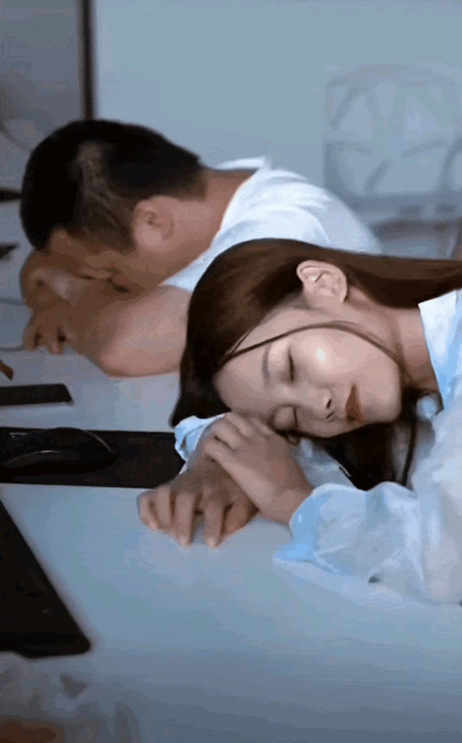 一句“你压着我头发了”，成了死局，无解[大笑][大笑][大笑]