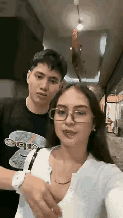 男子搞笑，净想奇招逼女子就范，也真是拼了。