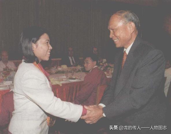 霍英东先生为在亚特兰大奥运会上夺得乒乓球女子单打和双打冠军的邓亚萍颁奖，祝贺她取