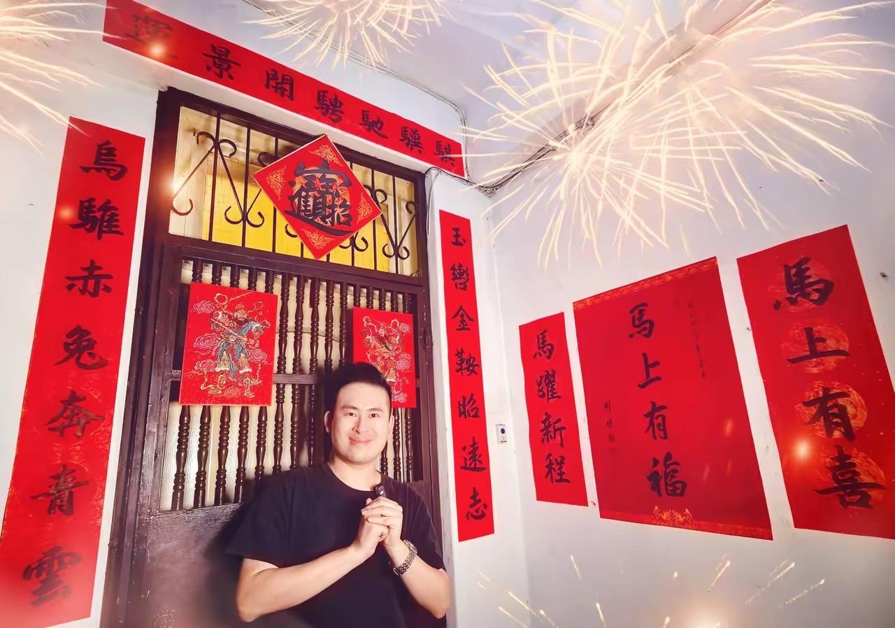 赶在除夕日，换上新春联，安奉新门神！尤其这对门神图，是家里领导亲手绘制，威风凛凛