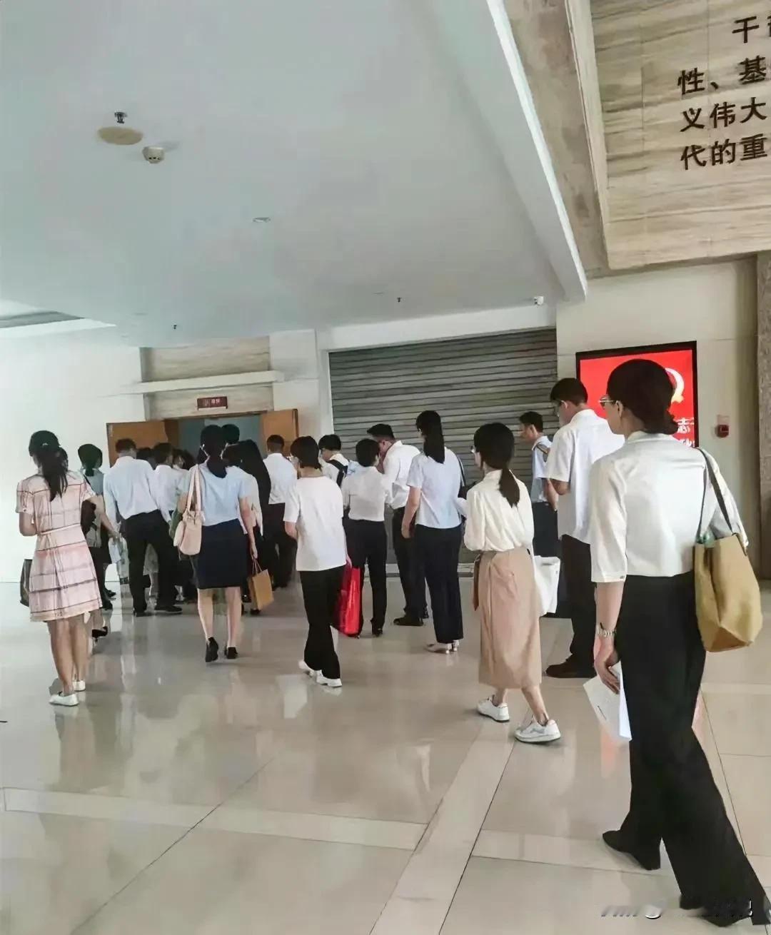 昨天在做新员工入职培训时，讲到“公司每个月15日发放上个自然月工资”时，商务部一