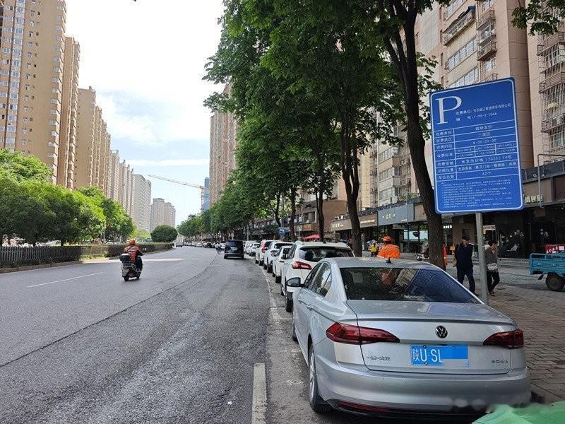年欠费超200亿元，全国多地追缴停车“逃单”。燃油费本身含有道路使用费，重复收费