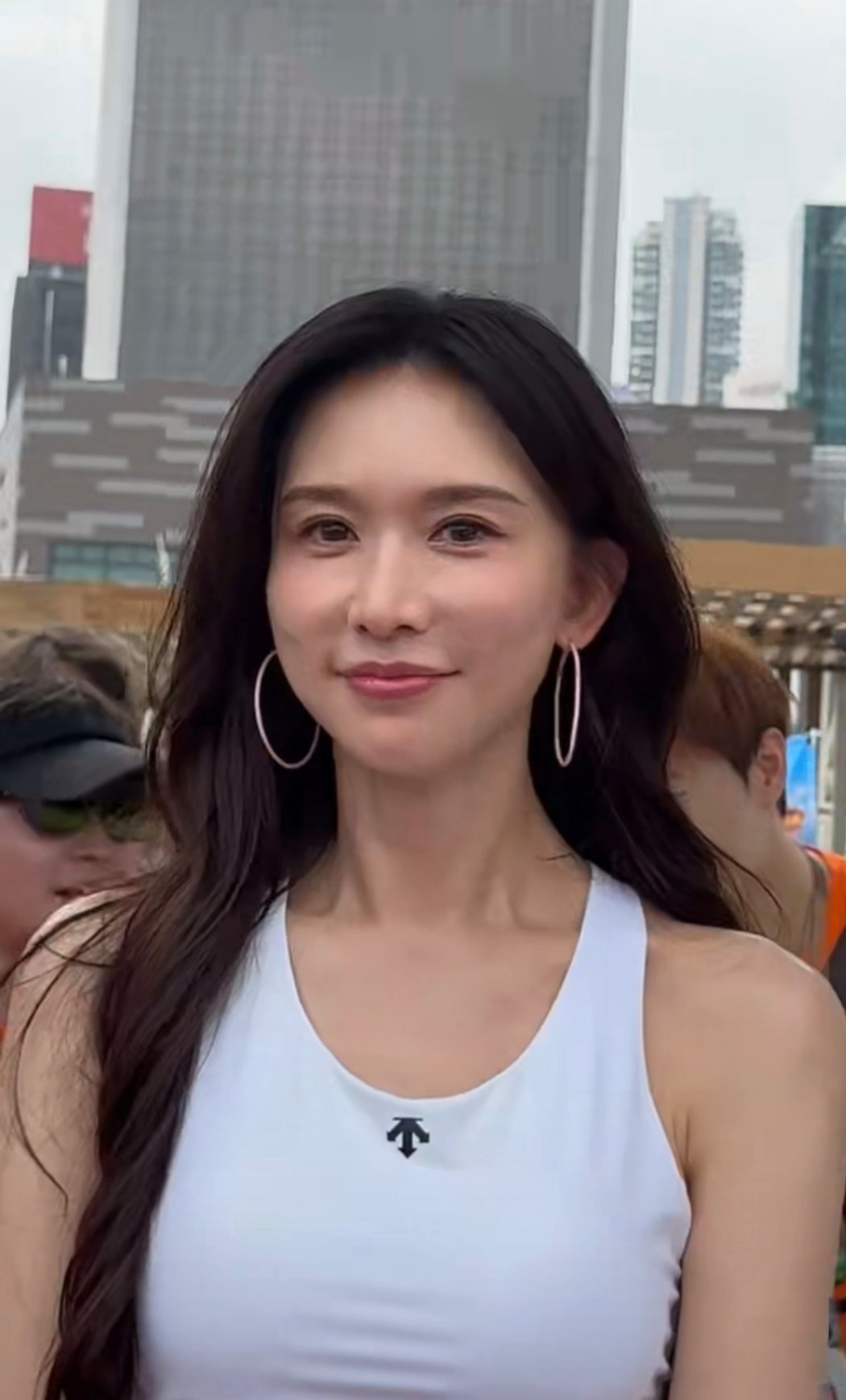 张朝阳林志玲马拉松连线林志玲跑完搜狐新闻马拉松，赛后和张朝阳直播连线，状态也太好