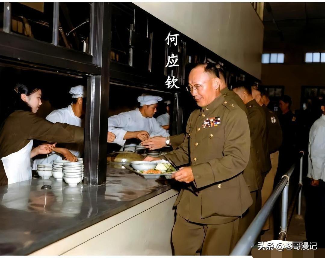 1946年，国防部里面，何应钦在食堂排队买饭。1946年4月，何应钦任重庆行营主
