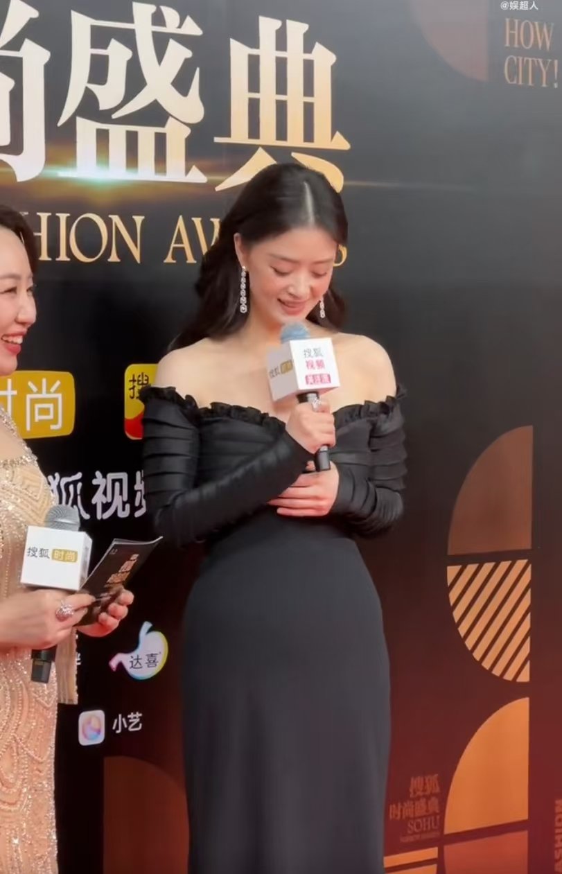 蒋欣回应蒋欣在哪里 哈哈，蒋欣这是要把梗进行到底啊！不仅红毯上回应，还跟李光洁甜