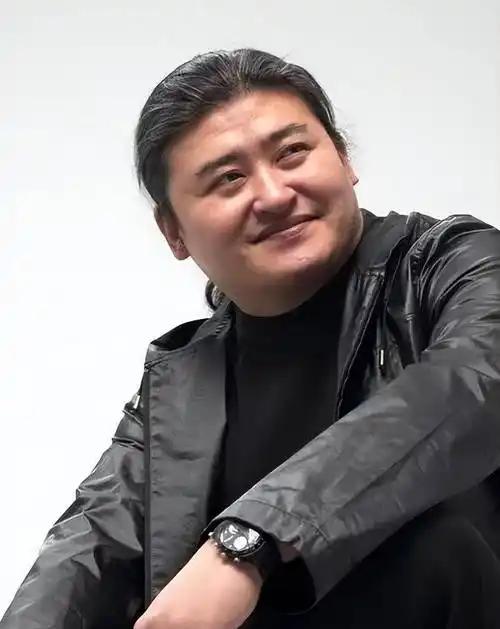 酒精？！刘欢老师，一路走好！下辈子，一定少喝酒了！在2009年就确诊股骨头坏死，