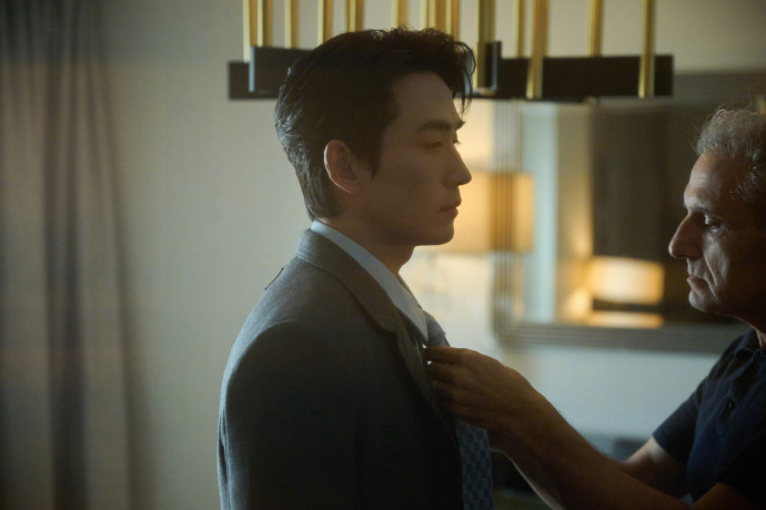 刘冲处于朱一龙和刘亦菲之间的同框场景受关注，朱一龙正以作品闪耀好莱坞，刘亦菲与刘