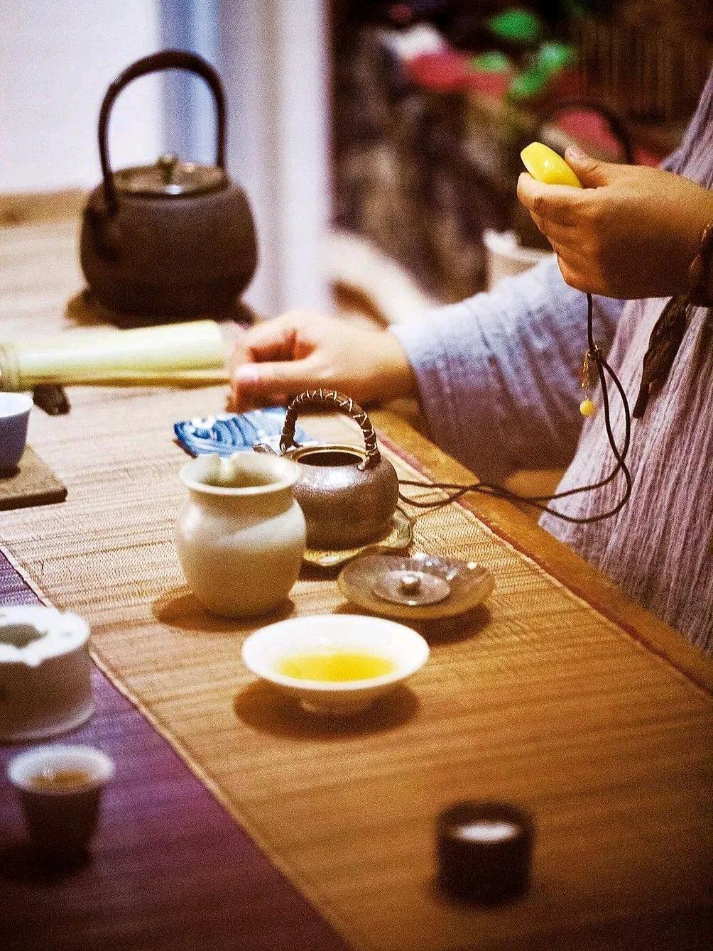 在这个快节奏的时代，我们习惯了用表情包掩饰情绪，却很久没有机会看着对方的眼睛，说