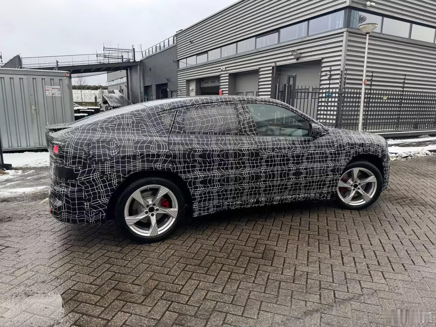 宝马新世代 iX4谍照曝光，内部代号 NA7，也是宝马新世代家族中首款纯电动轿跑