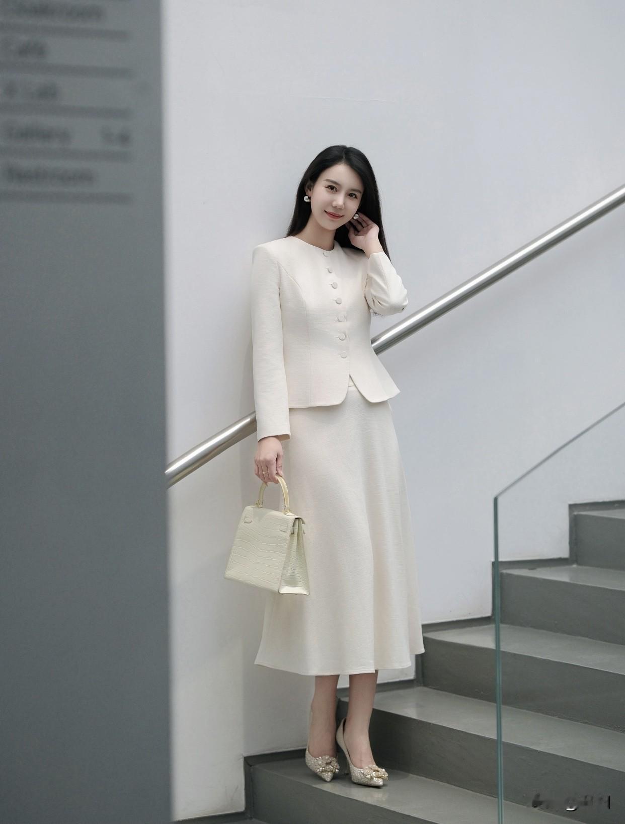 职业装和生活装,你更偏爱哪个?职业装和生活装，我偏爱生活装。职业装虽有它的魅力，