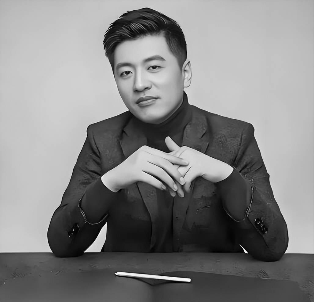 【米兰俱乐部悼念张雪峰老师】2026年3月24日，知名教育博主张雪峰因心源性猝死