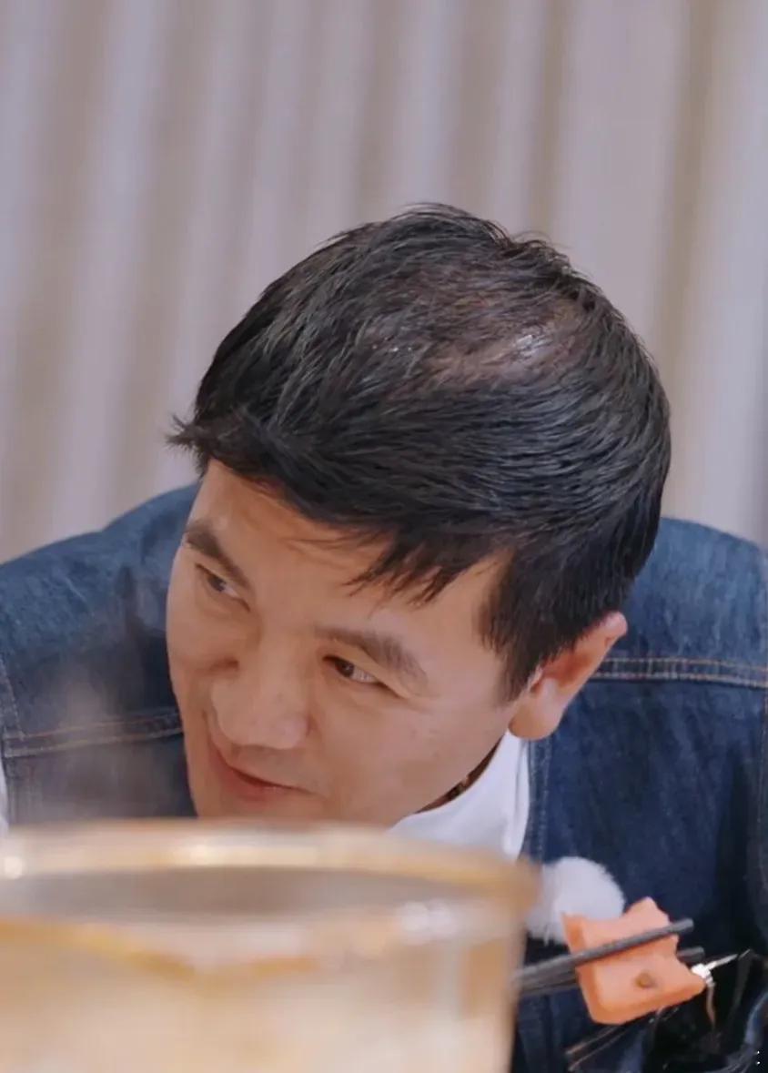 稀疏的头顶让49岁的杨子“爹味”具像化了固执、好面子、大男子主义、讨厌被忤逆、讲