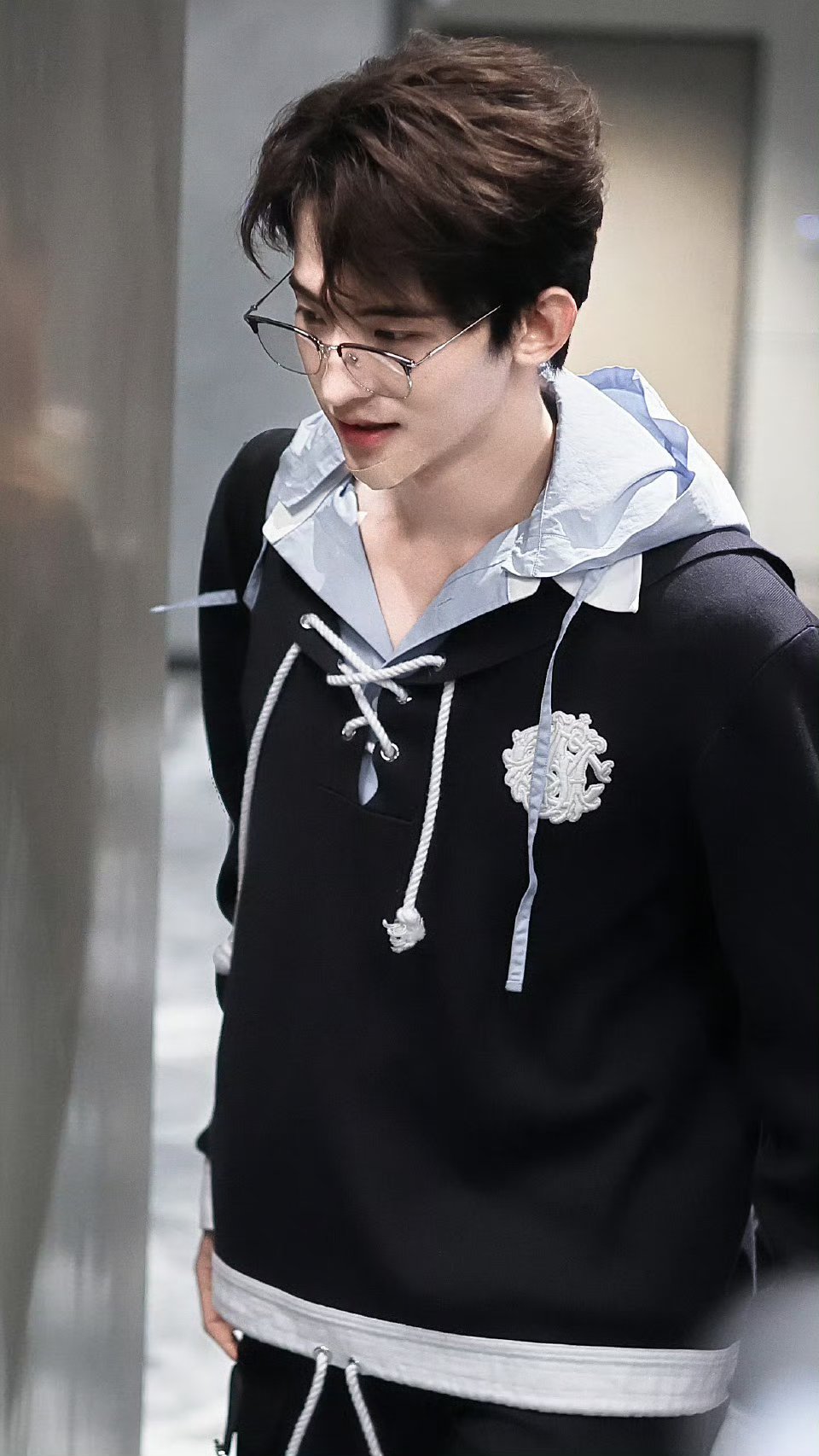 常华森表演后空翻摔到下巴这个萌萌的小朋友快快好起来