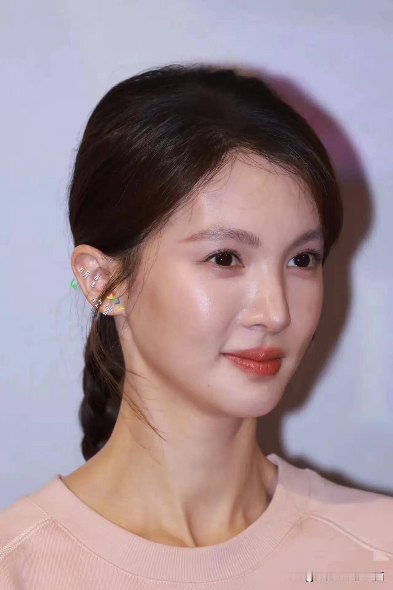 感觉这样怼脸拍的照片，和她往昔甜美的形象相比，简直就是判若两人。

这样的生图看