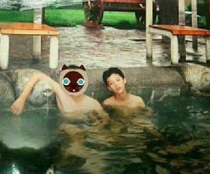 鹿晗  哈哈哈哈哈哈这是我见过鹿晗穿的最少的一次，小时候，鹿晗真是萌萌的 