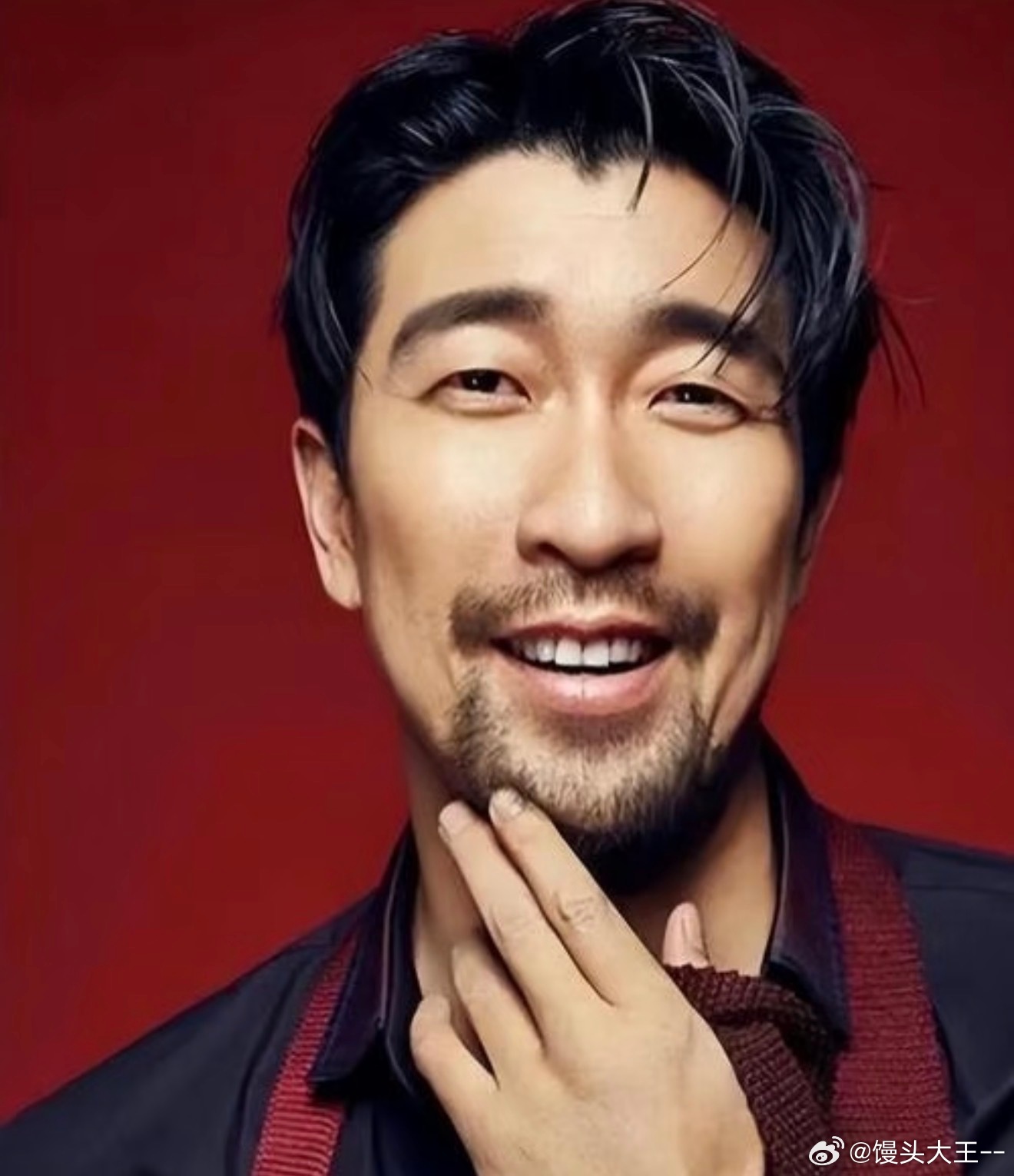 满江回应撞脸王千源 满江老师这波回应真的幽默感爆棚，模仿王千源的时候简直是灵魂附