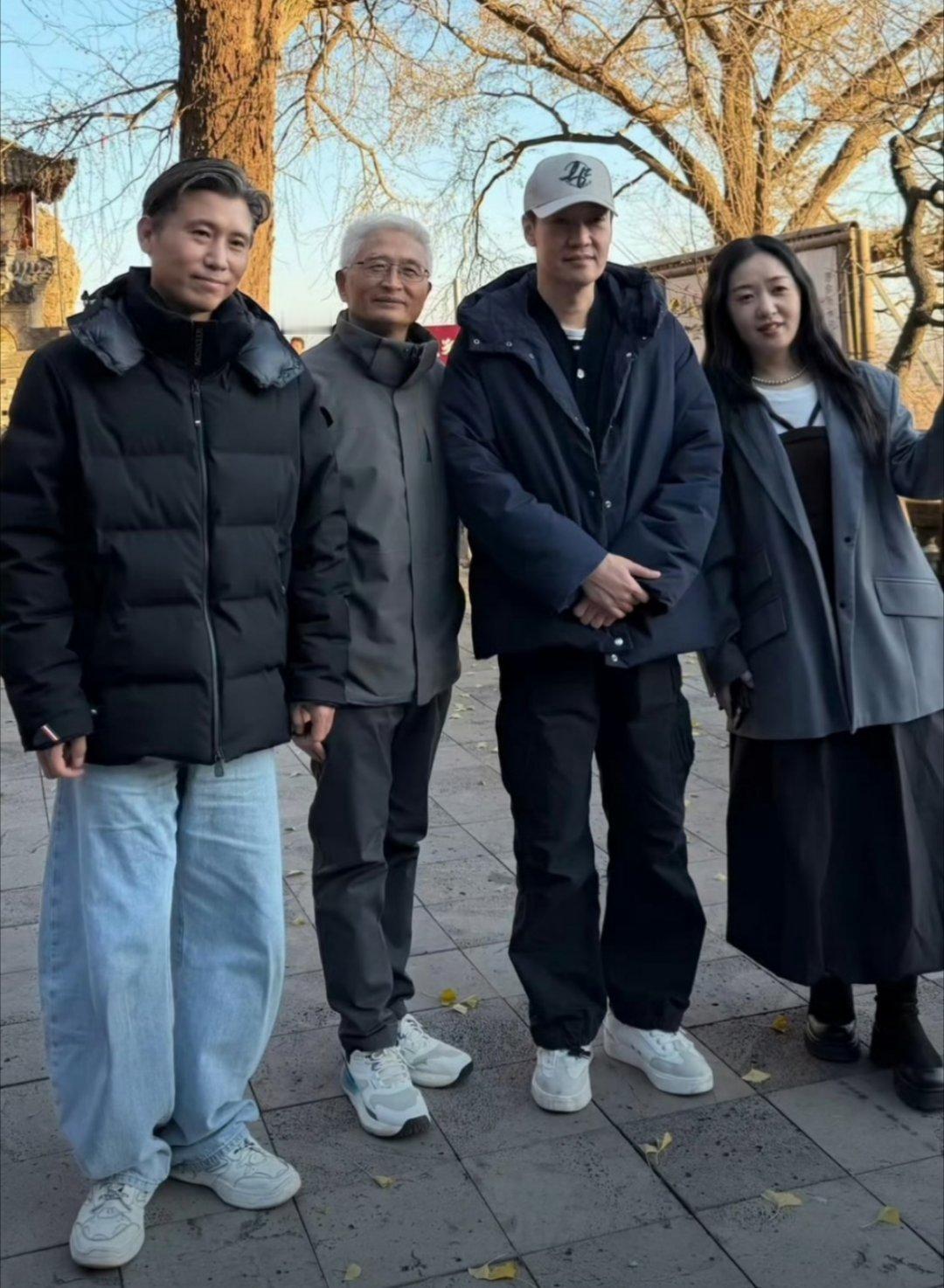 辛柏青在妻子朱媛媛病逝五个月后，与17岁的女儿辛蕊仪及好友李乃文再次现身大孤山。