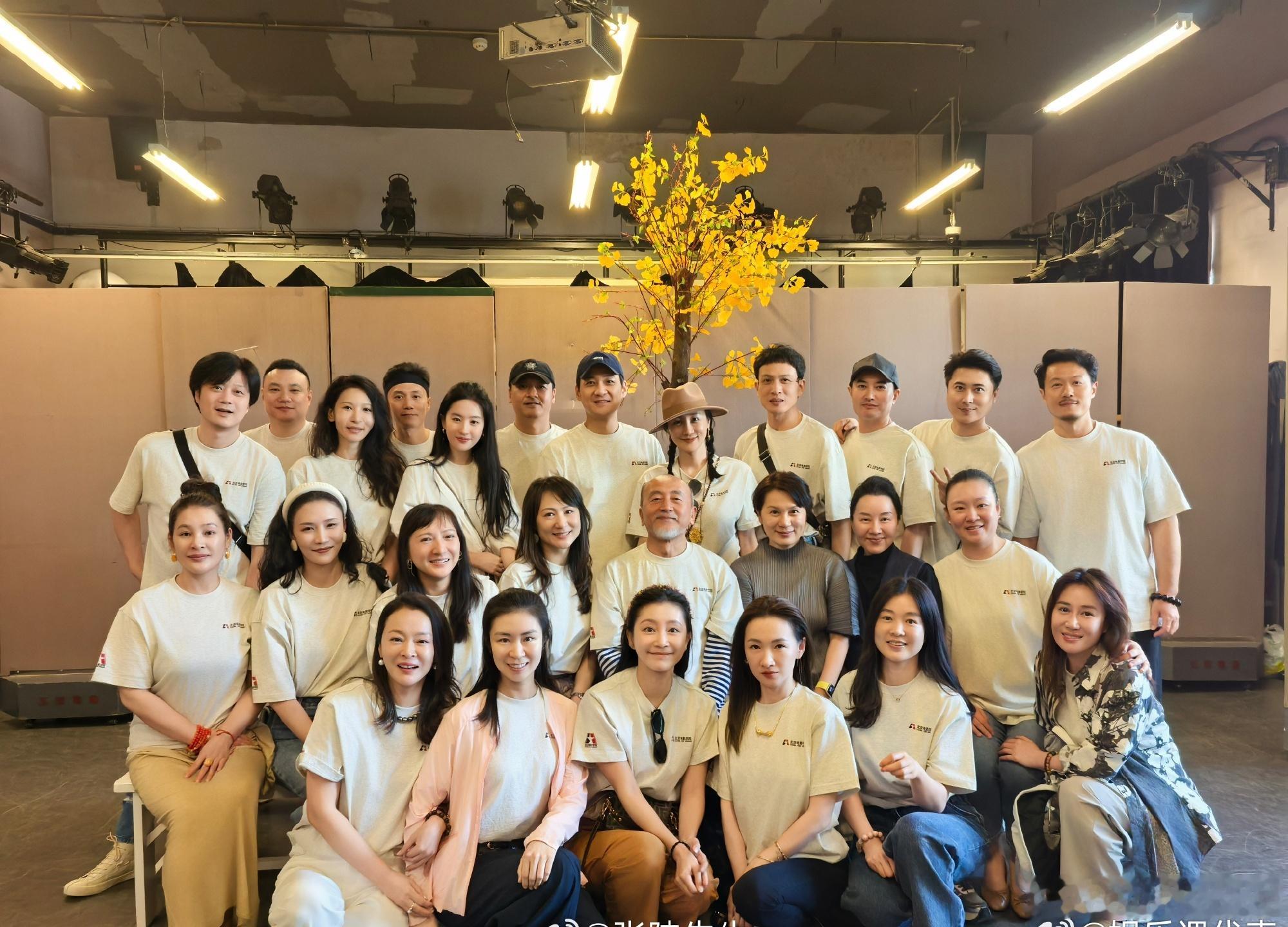 刘亦菲北电同学聚会照 日前，北电表演学院2002级同学回校聚会，大家开心合影，刘