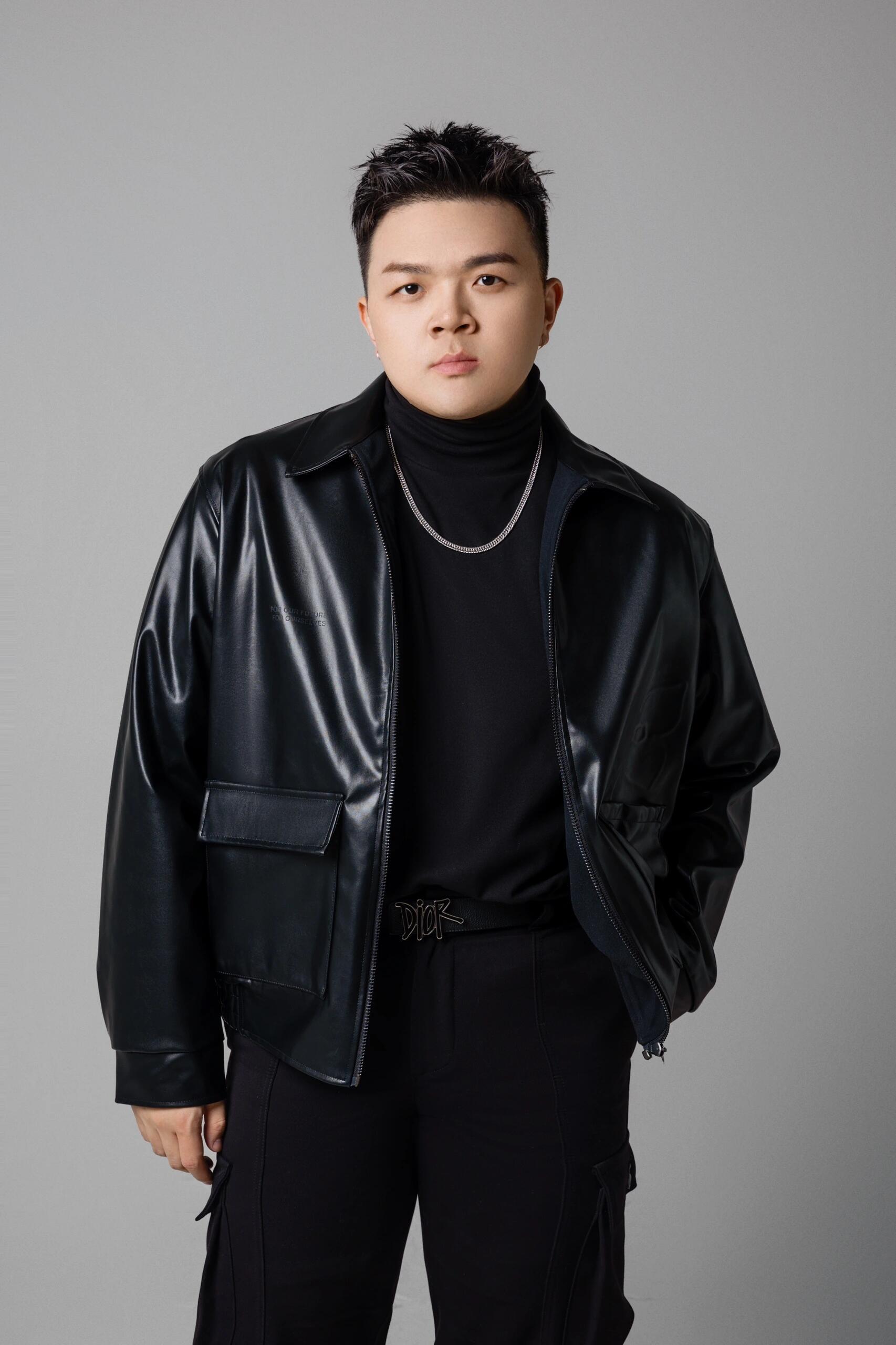 艾福杰尼追星陶喆 艾福杰尼站在陶喆旁边那个表情，跟我见到偶像一模一样。嘴角压不下