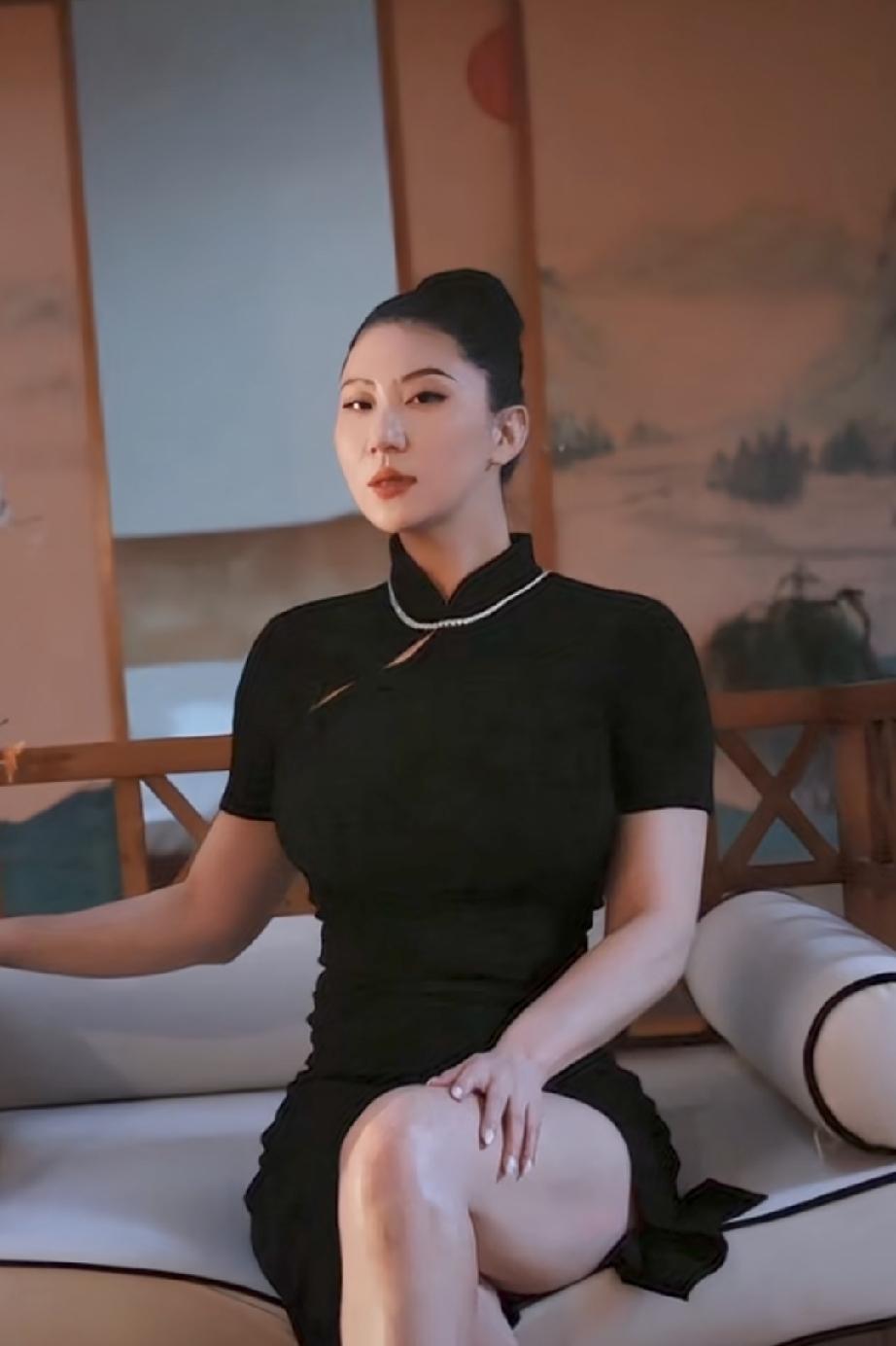 谢贤前女友说自己不想出门

如果笑的话，别人会说她这么快就高兴，不笑的话又要说她