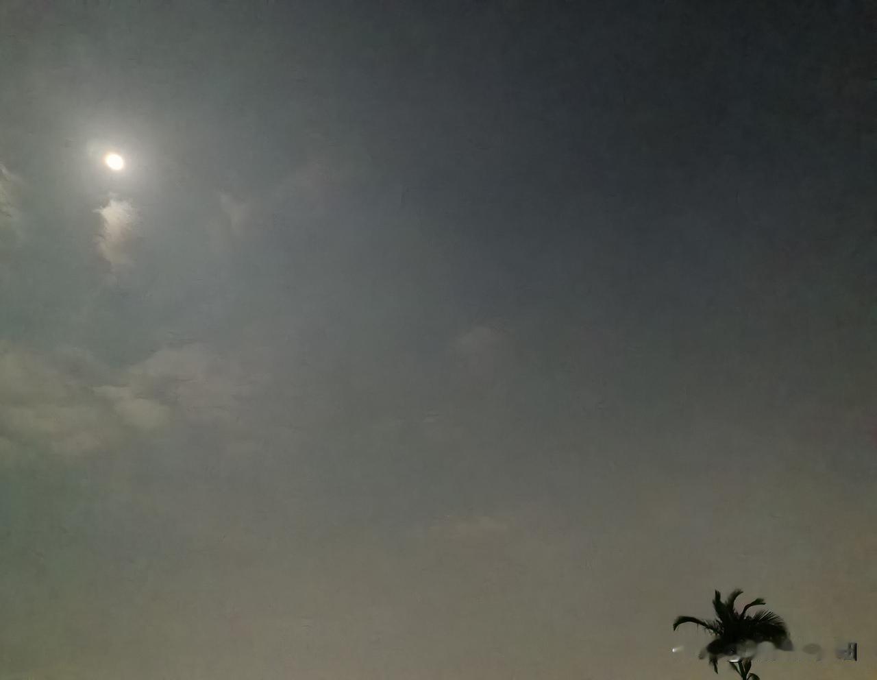 抬头望！"超级月亮"今夜登场！2025年最后一次" XXXL 号"月亮来啦！
