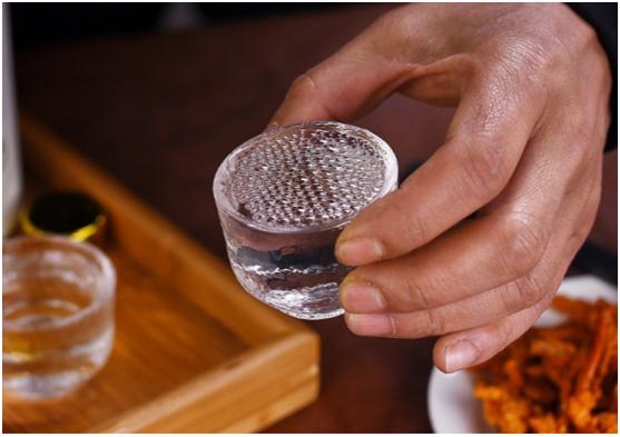 水在第一位就不是纯粮酒？配料表越简单酒越好？搞懂买酒才不吃亏
怎么辨别纯粮酒呢？