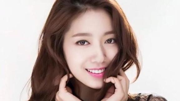 最近，朴信惠新剧《卧底洪小姐》开播，她的眼周状态引发热议。对比《继承者们》里灵动