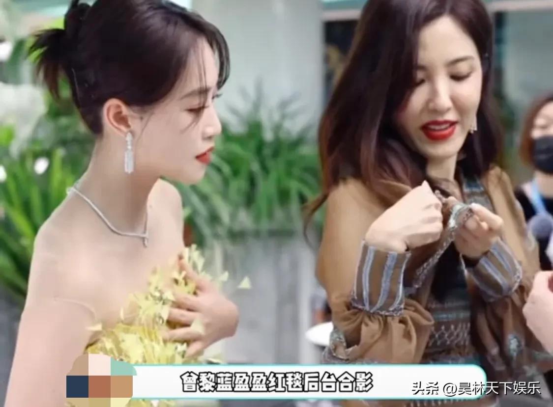 曾黎&蓝盈盈&红毯后台合影，礼服都咬一起了，真是尴尬中的尴尬，[捂脸][捂脸][
