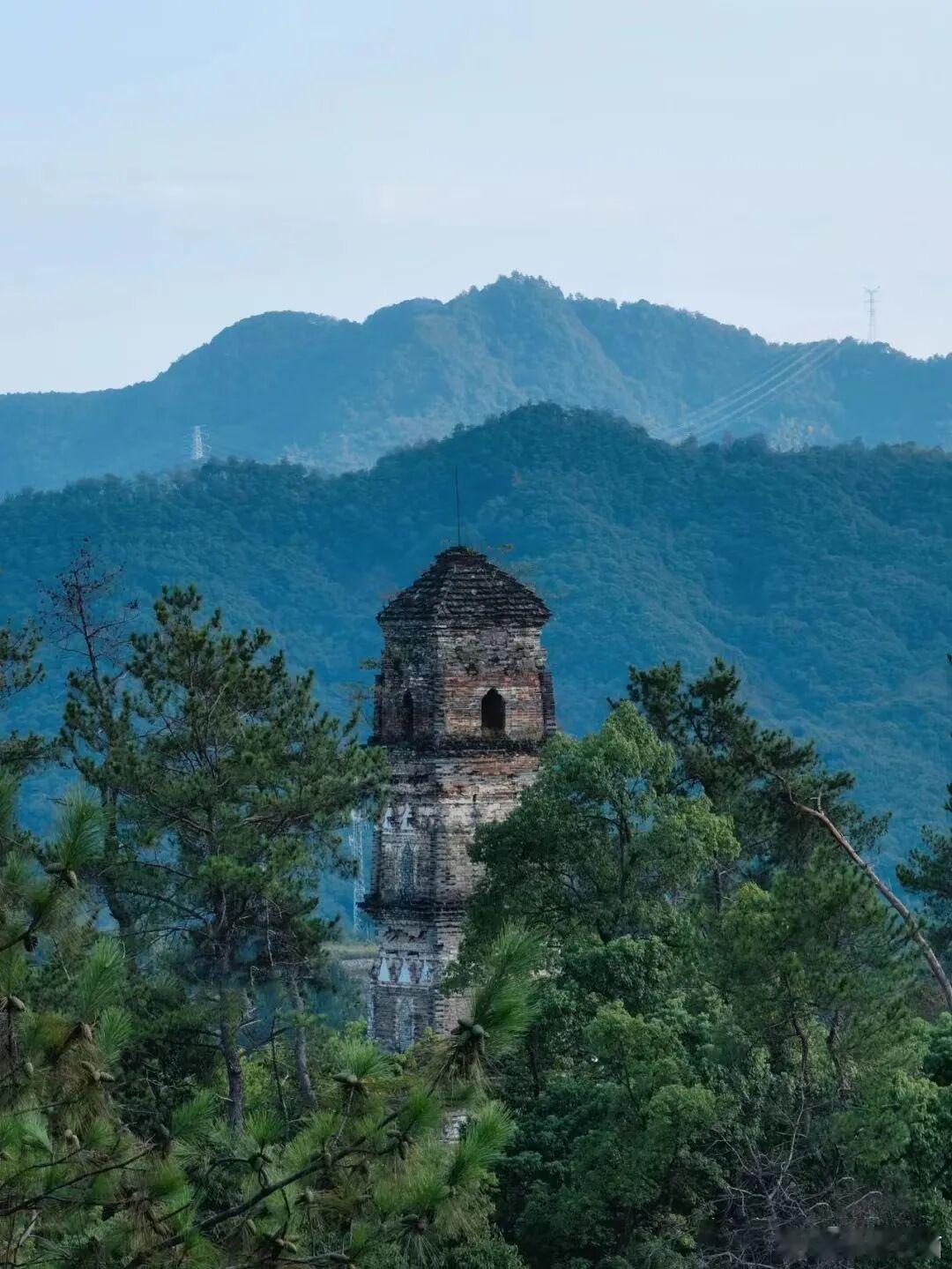 青山藏古塔，一砖一瓦，尽是岁月沉淀 