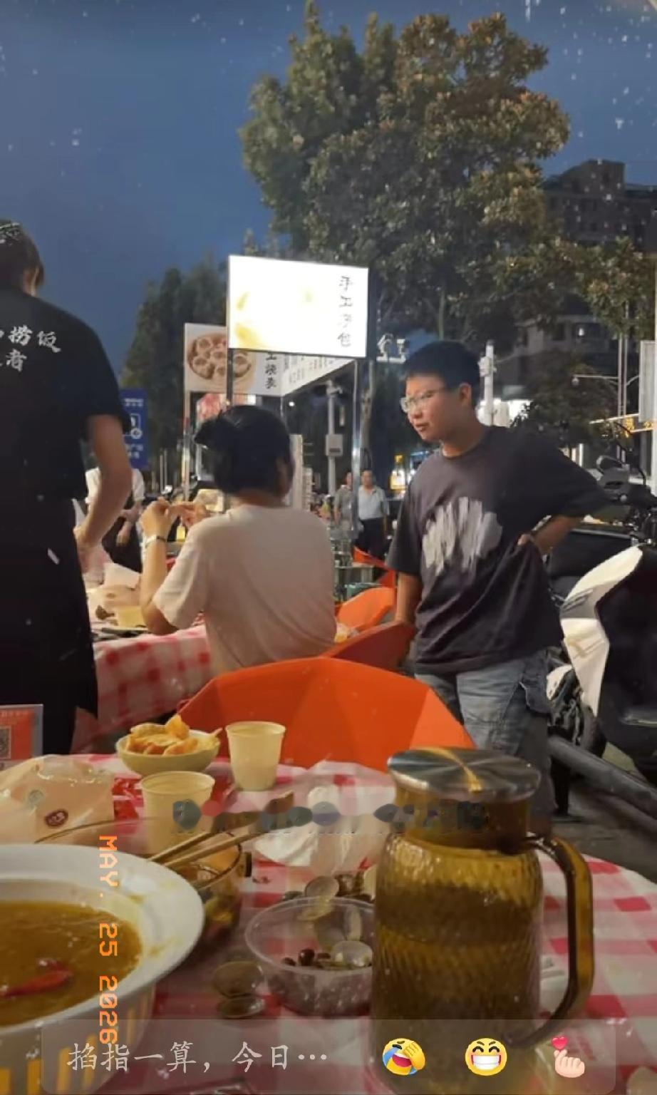 安徽，女子带着儿子在街边吃烧烤，偶遇大学同学，因为十几年没见面了，女子不太敢相认