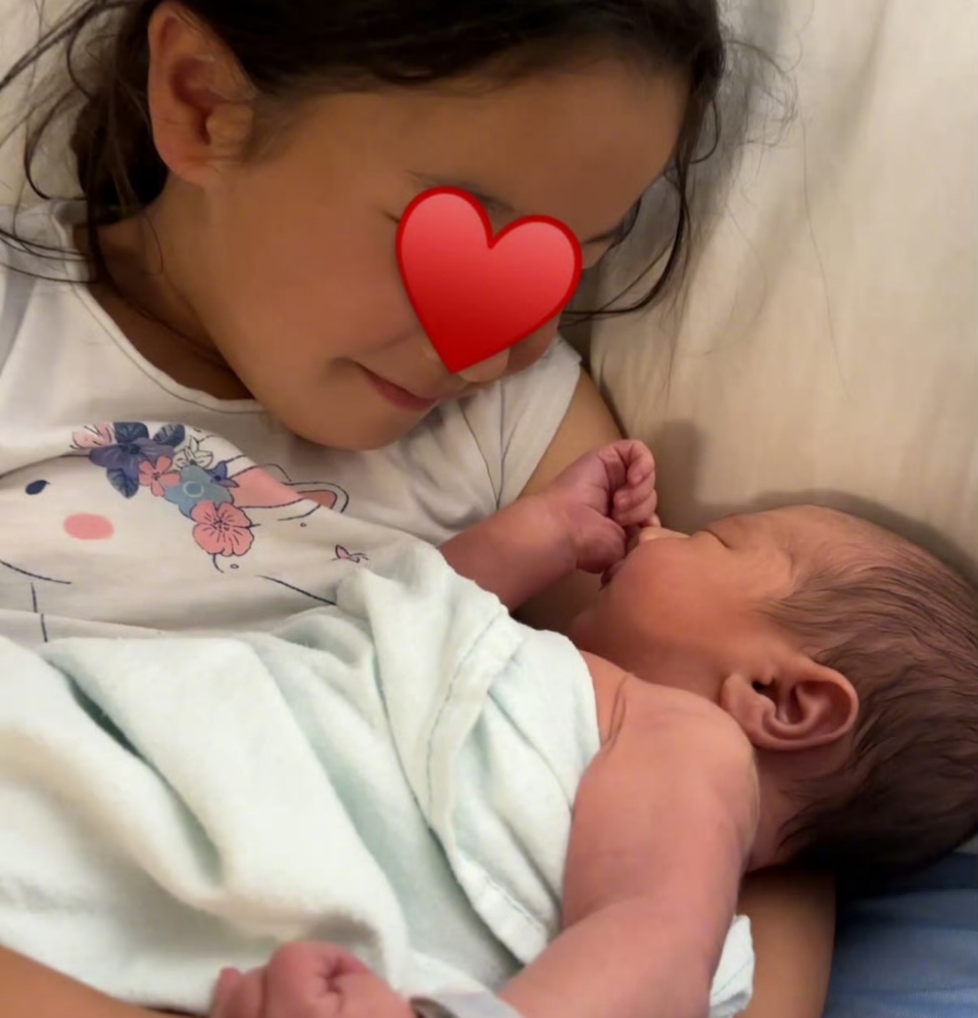 谢婷婷晒一家四口合照，谢霆锋要当舅舅啦[爱你]一家四口好温馨，婷婷男朋友好帅，祝