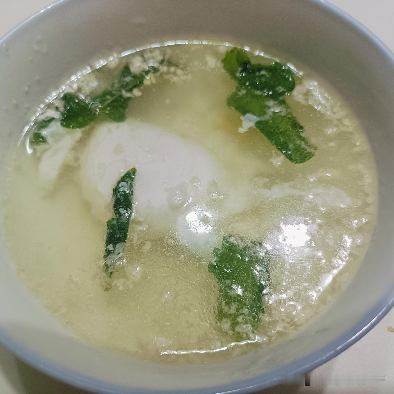 今晚晚餐特别简单。
煮了一个鸡蛋，里面配了点薄荷叶，家鸡蛋1.5元一个，薄荷叶是