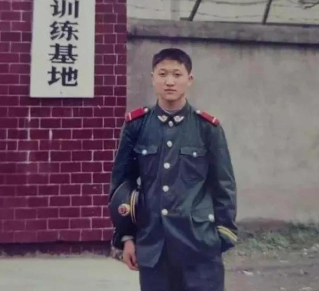 2006年，两名蛇头在跨省大巴上挟持两名重庆土家族少女，其中一名姑娘向同车探亲返