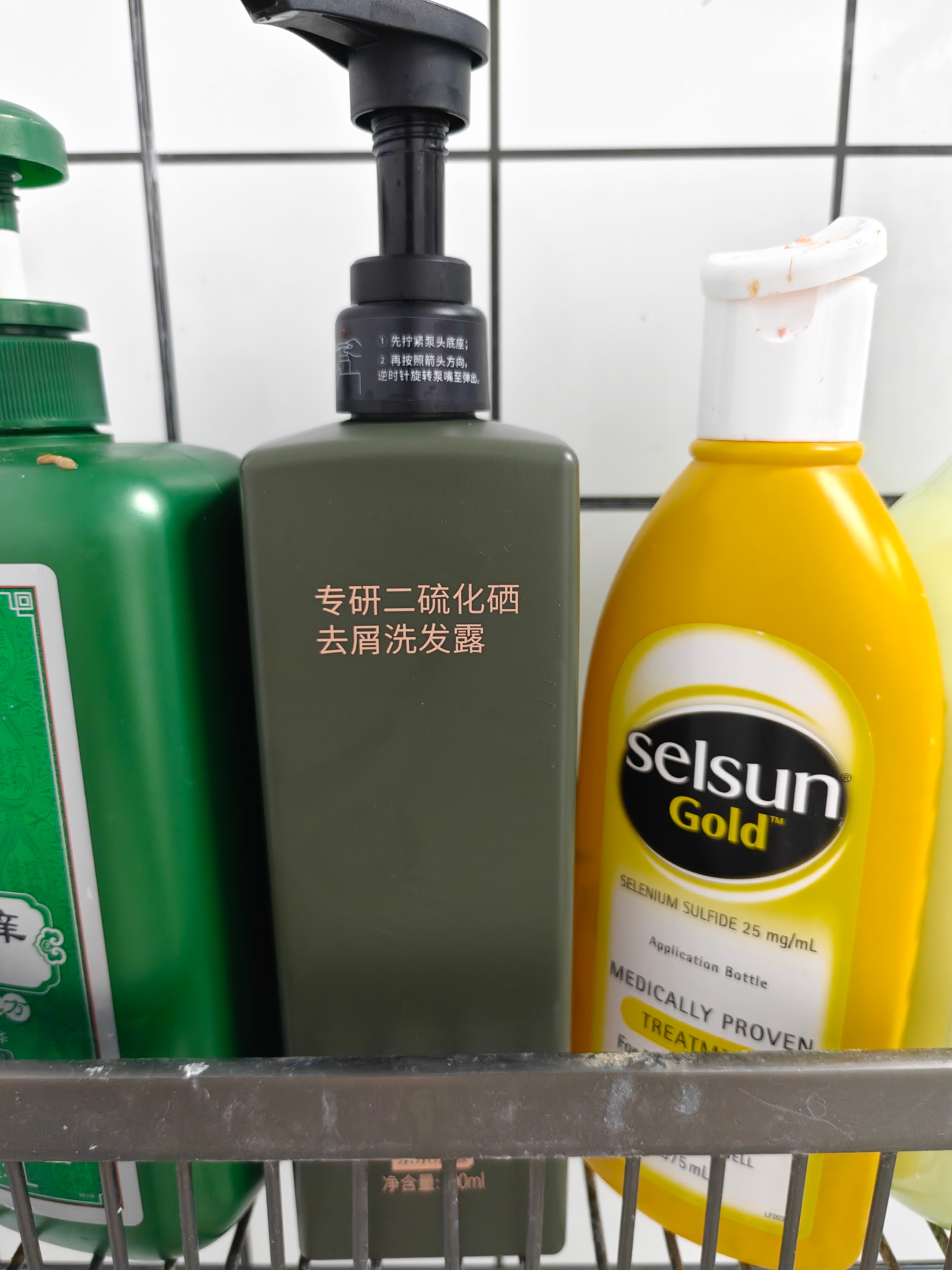 京造这个洗发水是我用过众多二硫化硒洗发水中，性价比最高的，颗粒特别细，selsu