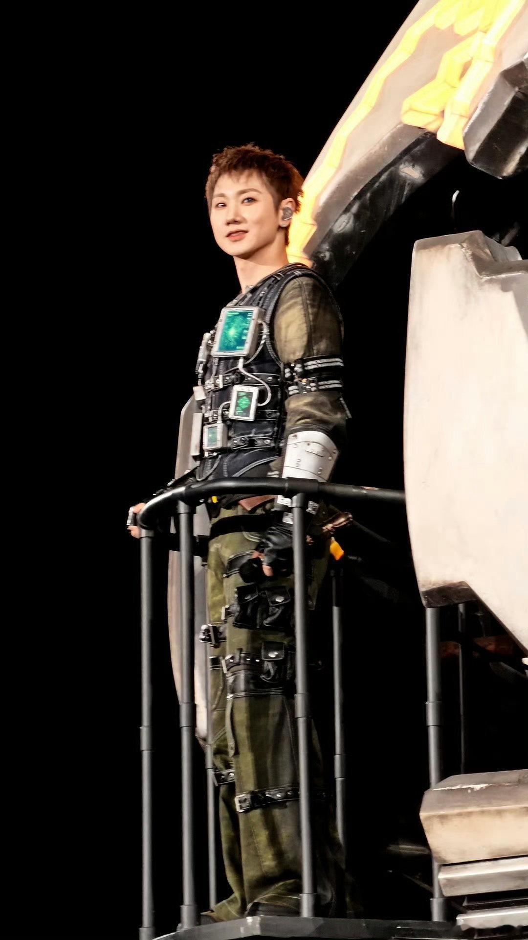汪苏泷lets刘海 汪苏泷演唱会lets刘海汪苏泷演唱会这个刘海造型太戳人！搭配