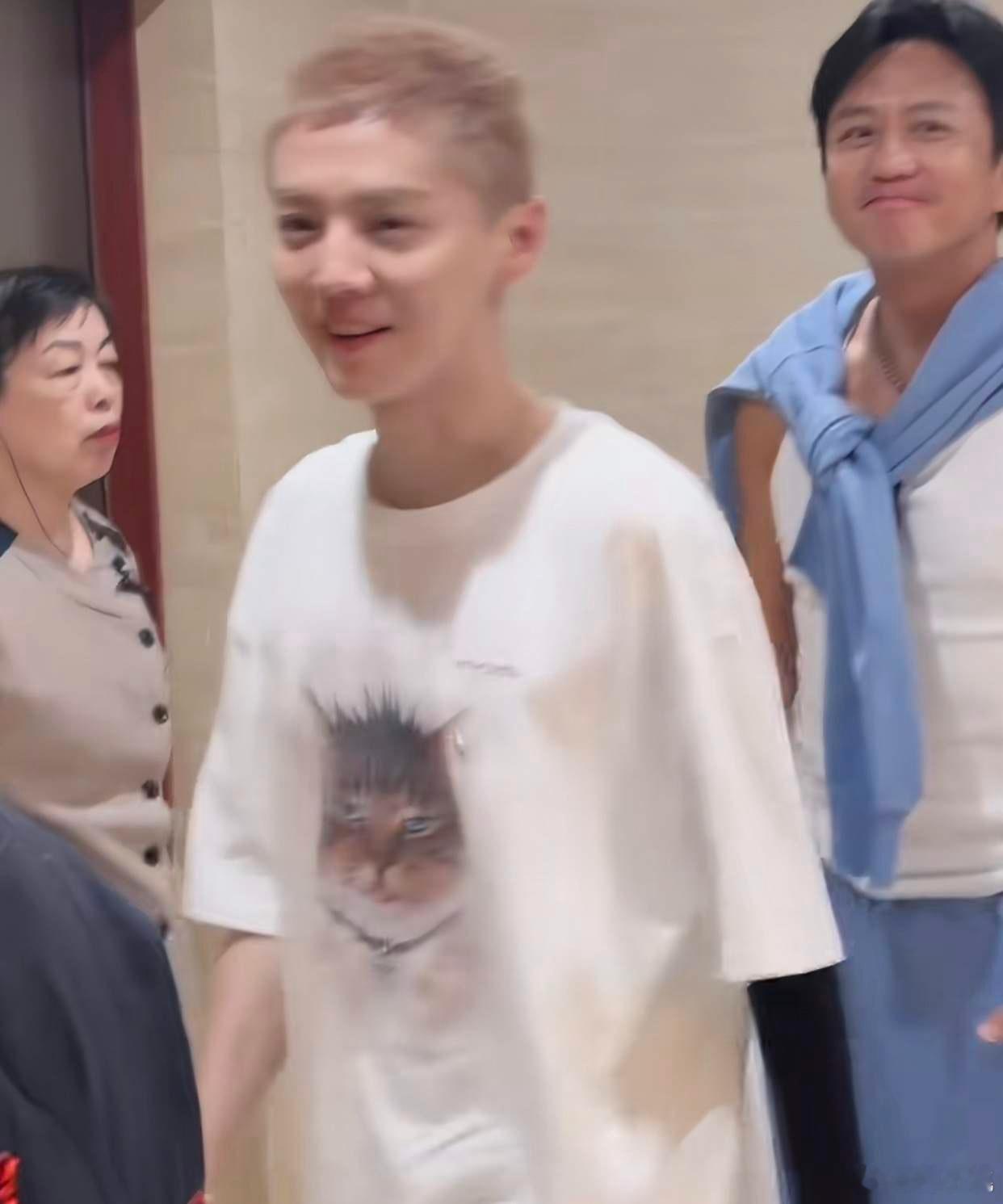 1.鹿晗颜值焦虑很严重，虽然时不时有美貌热搜夸他，但他现在不如当年了，拍照用美颜