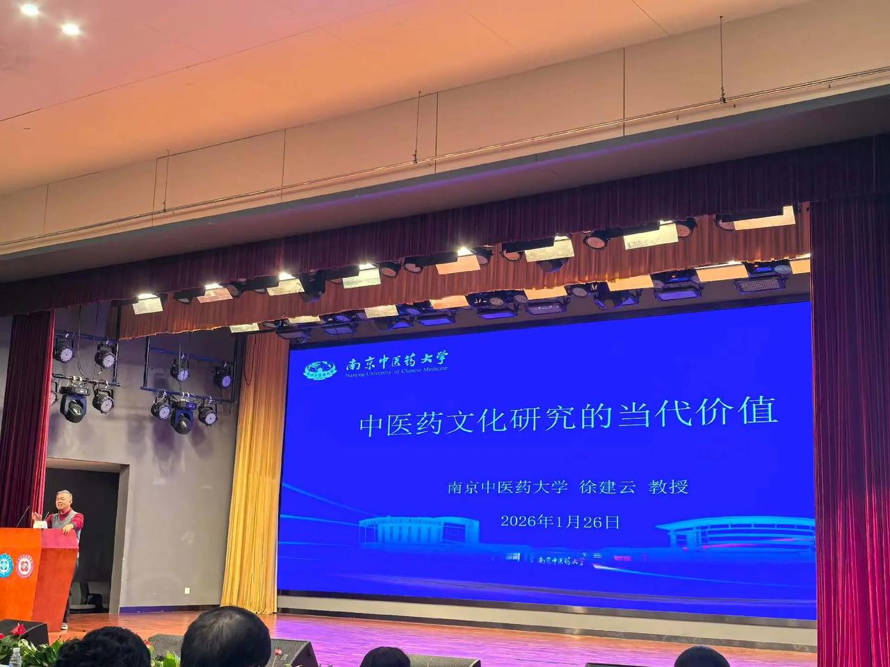 药香，那是一种神奇的味道。在江苏省人民医院，医生梅花独秀所在的地方，药香氤氲开来