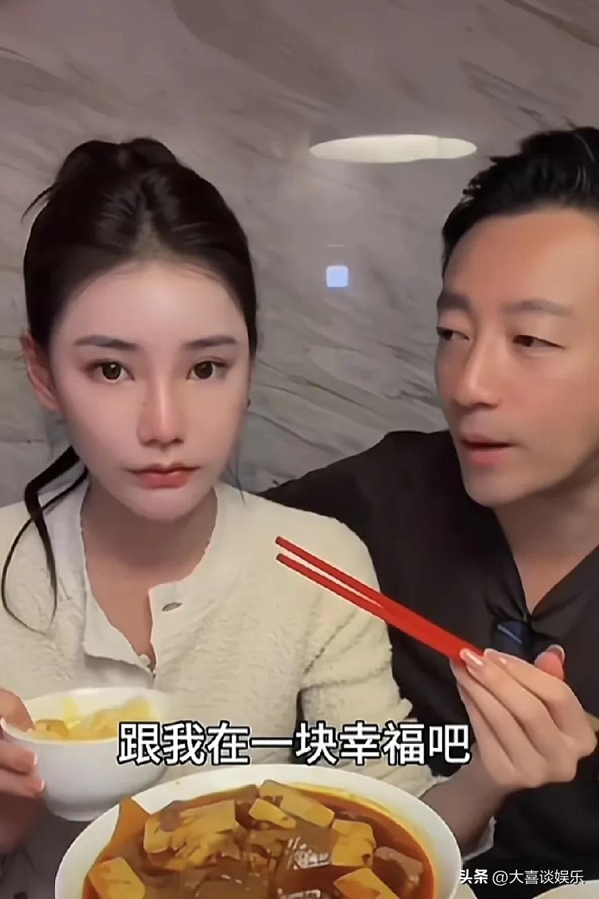 由于汪小菲被封，不能和马筱梅一起直播，汪小菲非要唱歌，吓得马筱梅大喊大叫。

汪