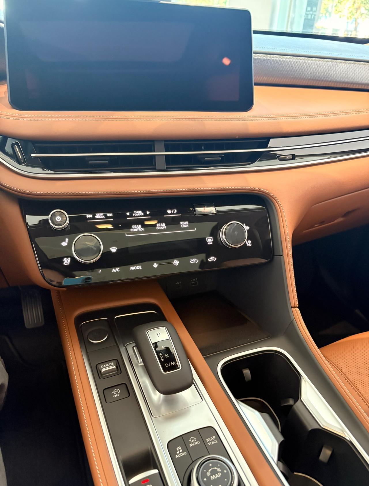 这两种内饰风格，你喜欢哪一种？

第一张图片是传统车的代表，内饰的设计非常有层次