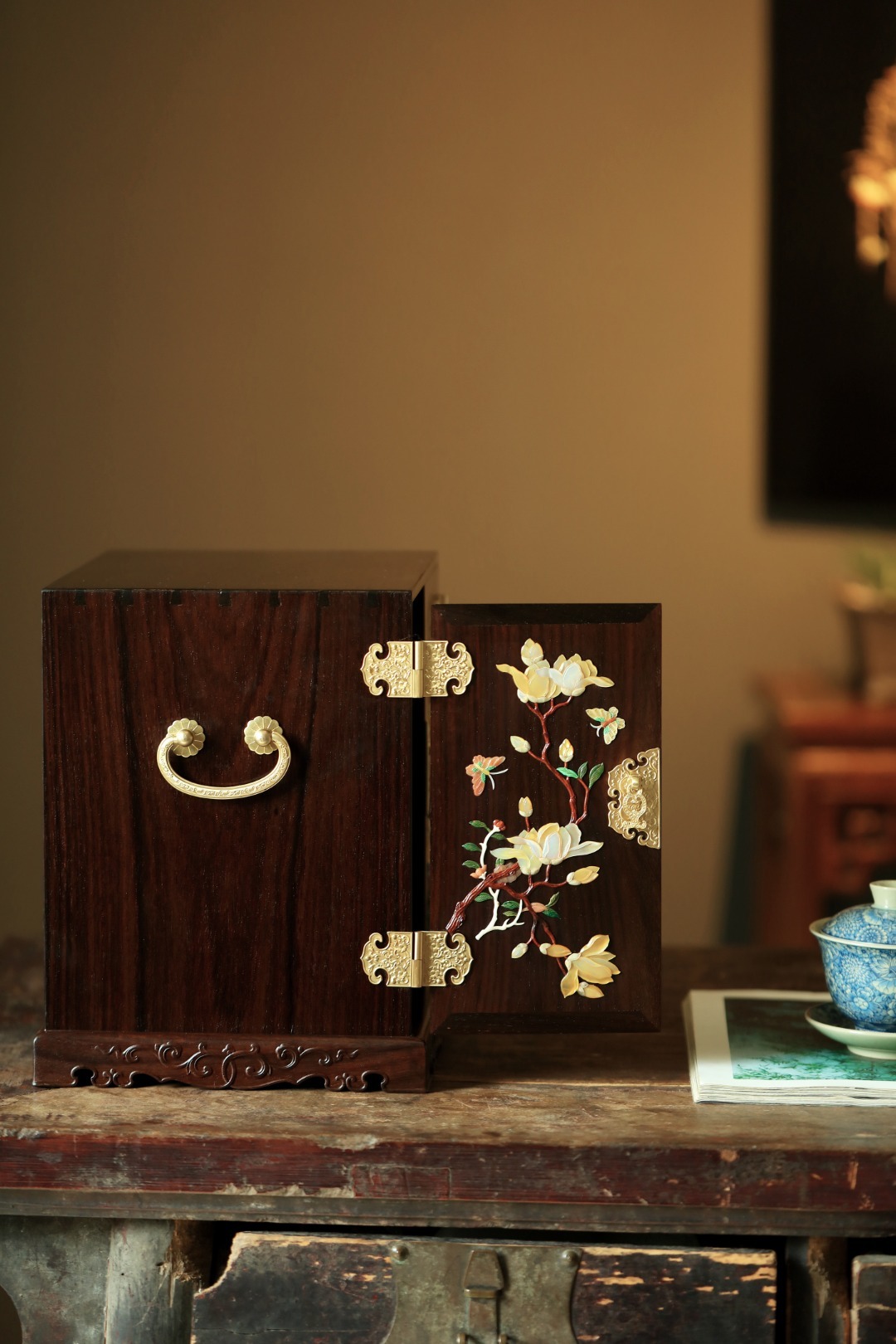 酸枝x百宝嵌 | 珠宝箱取材大红酸枝老料，传统榫卯，柜门玉石百宝嵌工艺，画面春意