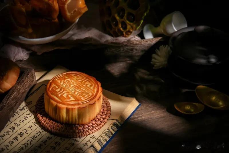 月饼从奢侈品变“没人吃”你怎么看 月饼这几十年的变化可太魔幻了。以前计划经济时，