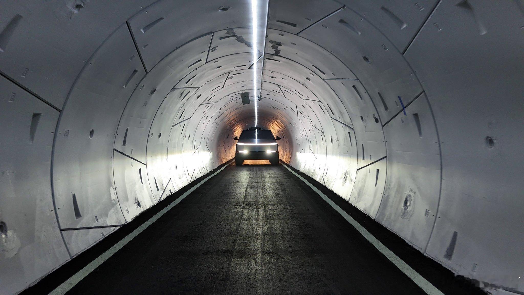 特斯拉给 Giga Texas 的这条新建隧道命名为 Cybertunnel。新