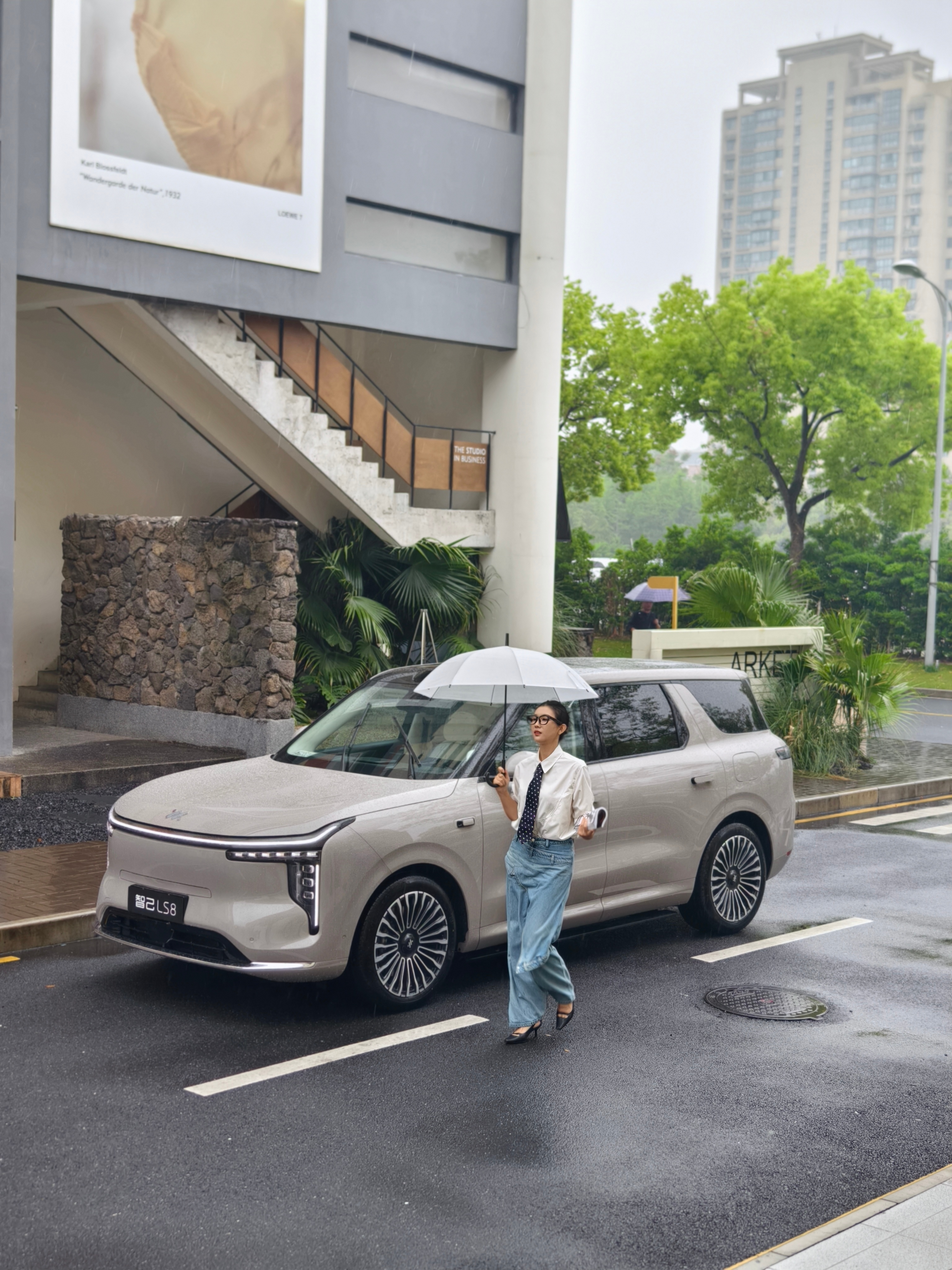 我就说下雨天有下雨天的氛围☔这身和智己LS8，搭吗？智己LS8将于4月16日上市