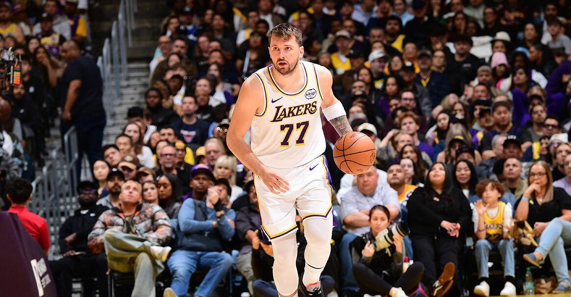 一张东契奇穿着湖人球衣的P图，在网上传开了。
有人列了张单子。
奥尼尔在湖人拿了