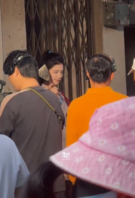 张婧仪给粉丝送自己做的烤冷面 张婧仪烤冷面，张婧仪新剧烤冷面路透，亲自做烤冷面给